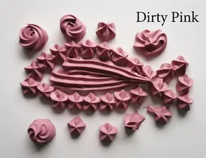 Dettaglio di colla crema rosa polvere che mostra varie forme modellate per progetti fai da te