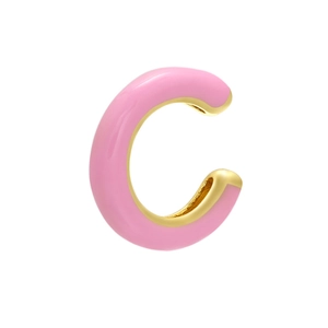 Dettaglio di un ear cuff a forma di C in smalto rosa con finitura in metallo dorato