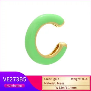 Minimalista ear cuff in ottone dorato e smalto verde menta con specifiche del prodotto