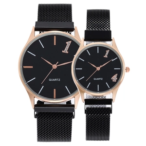 Coffret montres couple avec bracelet maille noir, boîtier or rose et chiffres diamant