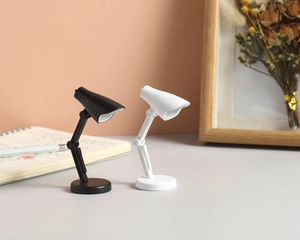 Détail des mini lampes de bureau LED portables en noir et blanc avec support réglable