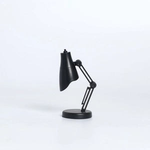Vue détaillée de la mini lampe LED noire réglable avec bras articulé sur fond blanc