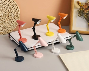 Lampes de lecture mini LED portables en huit couleurs assorties sur un ordinateur portable