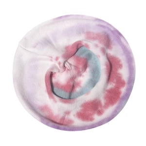 Berretto in maglia tie-dye colorato da donna con un caldo design artistico invernale