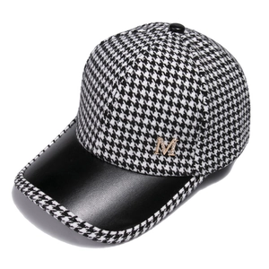 Hahnentritt-Baseballkappe mit schwarzer Lederkrempe und Strass-M-Logo-Dekoration