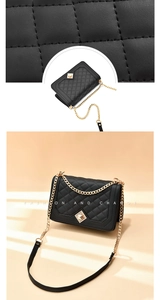 Détail de la texture en cuir noir matelassé et du fermoir doré sur le sac à chaîne