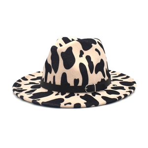 Dettaglio del cappello in lana maculato con fascia in pelle nera e fibbia in argento