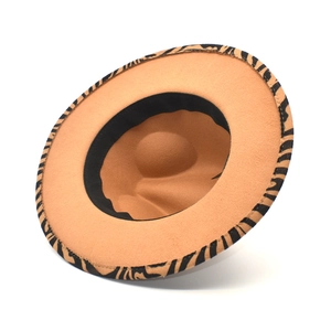 Chapeau fedora camel à large bord avec motif zèbre contrasté sur le dessous du bord