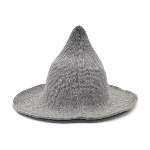 Détail du chapeau de sorcière tricoté gris montrant une texture à côtes horizontales
