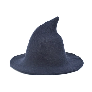 Chapeau de sorcière en tricot bleu foncé avec pointe incurvée et bord large