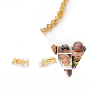 Détail du fermoir à vis de sécurité sur collier de bébé en ambre avec perles nouées