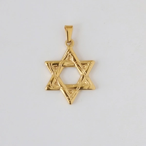 Detaillierte Nahaufnahme des 18k vergoldeten Hexagramm-Anhängers aus Edelstahl