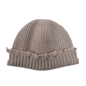 Bonnet en tricot kaki rétro avec bords effilochés et trous pour un style urbain
