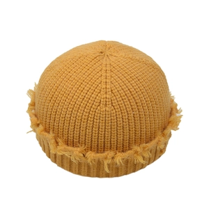 Bonnet en maille jaune moutarde avec bords effilochés et texture côtelée pour hiver