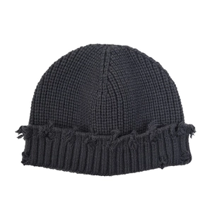Détail du bord usé sur le bonnet en grosse maille gris foncé au style urbain vintage