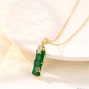 Collana vintage in oro a forma di bambù con ciondolo in giada verde e farfalla dorata