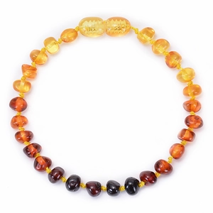 Bracciale di perle in ambra baltica fatto a mano con sfumatura naturale su sfondo bianco