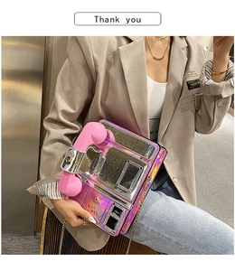 Bolso cruzado holográfico rosa de cuero PU con divertida forma de teléfono y cadena