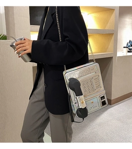 Bolso de hombro para mujer original forma teléfono público láser con cadena metálica.