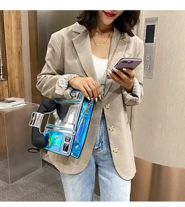 Vista detallada del bolso cruzado creativo holográfico con forma de teléfono público retro.
