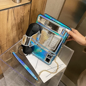 Bolso cruzado creativo holográfico con forma de teléfono público retro y cadena dorada.