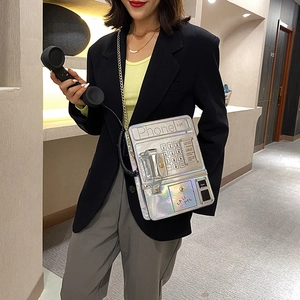 Bolso cruzado creativo y moderno con láser en forma de teléfono público con cadena.