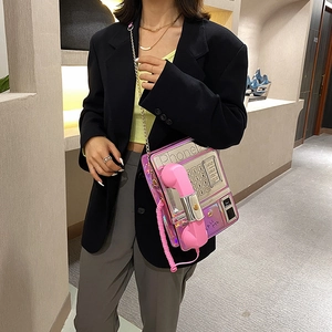 Bolso bandolera original con forma de teléfono, diseño holográfico y correa de cadena metálica.