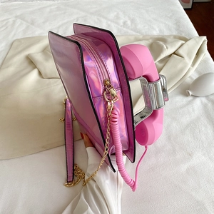 Bolso de hombro holográfico rosa con forma de teléfono novedoso con cadena y auricular.