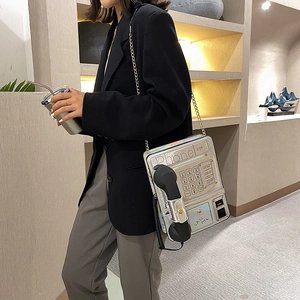 Bolso de hombro con forma de teléfono público creativo de moda con superficie metálica láser.