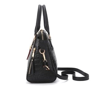 Schwarze PU-Leder Handtasche mit Krokoprägung, Seitenreißverschluss und Fransenanhänger