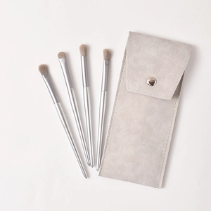 Détail du lot de 4 pinceaux à paupières à poils doux avec pochette en daim gris