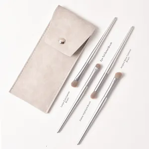 Détail de 4 pinceaux maquillage yeux argentés avec poils souples et pochette grise