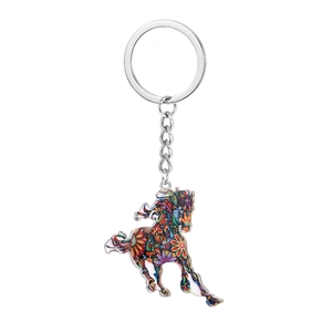 Détail d'un porte-clés cheval coloré avec motifs floraux en émail sur alliage de zinc