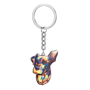Détail d'un porte-clés Doberman coloré avec anneau en métal argenté et petite chaîne