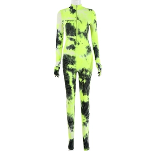 Détail d'un combishort tie-dye vert-jaune avec zip frontal et poignets style gants