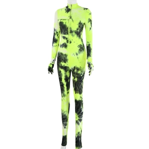 Détail de la combinaison moulante tie-dye jaune fluo avec fermeture éclair côtelée