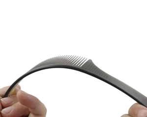 Nahaufnahme der Flexibilität eines professionellen schwarzen halbtransparenten Friseurkamms