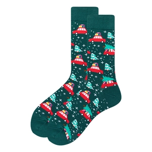 Détail de chaussettes de Noël vertes avec voitures rouges et motifs de sapins festifs