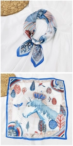 Dettaglio del foulard quadrato in seta con elegante motivo a unicorno e stampa reale
