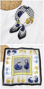Dettaglio foulard di seta quadrato con stampa di cigno blu e bordo geometrico