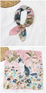 Dettaglio di un foulard di seta rosa con stampe di volpe e fiori in vista piana