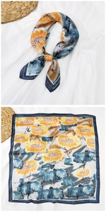 Dettaglio del foulard quadrato in seta con stampa girasole e bordi blu