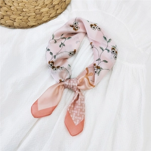 Foulard quadrato rosa a fiori in seta con eleganti motivi a catena per donna