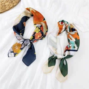 Eleganti foulard quadrati in raso di seta con motivi floreali e geometrici da donna