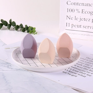 Lot de 3 éponges de maquillage sans latex en violet, beige et rose avec design olive