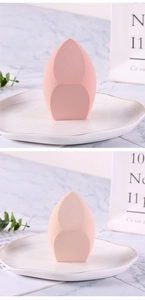 Gros plan d'une grande éponge de maquillage rose sur un plateau décoratif en céramique