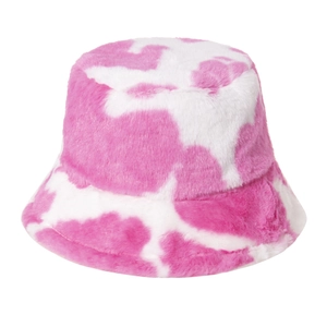 Vue détaillée de la texture douce en fausse fourrure rose à motif vache du bob d'hiver