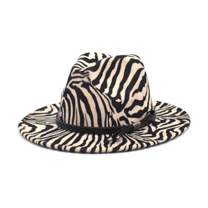 Détail d'un chapeau en laine zèbre avec bande en cuir noir et boucle en métal