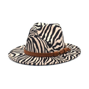 Detailansicht des Zebra-Fedora-Hutes mit braunem Kunstlederband und goldener Schnalle
