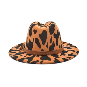 Cappello fedora in lana zebrata con tesa larga e cinturino decorativo in cuoio